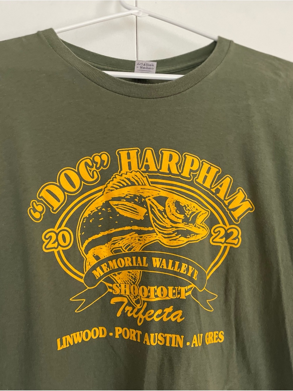 Men’s Large Gildan Olive Green Short-Sleeve Tee with Yellow Fishing Graphic - Picture 4 of 10